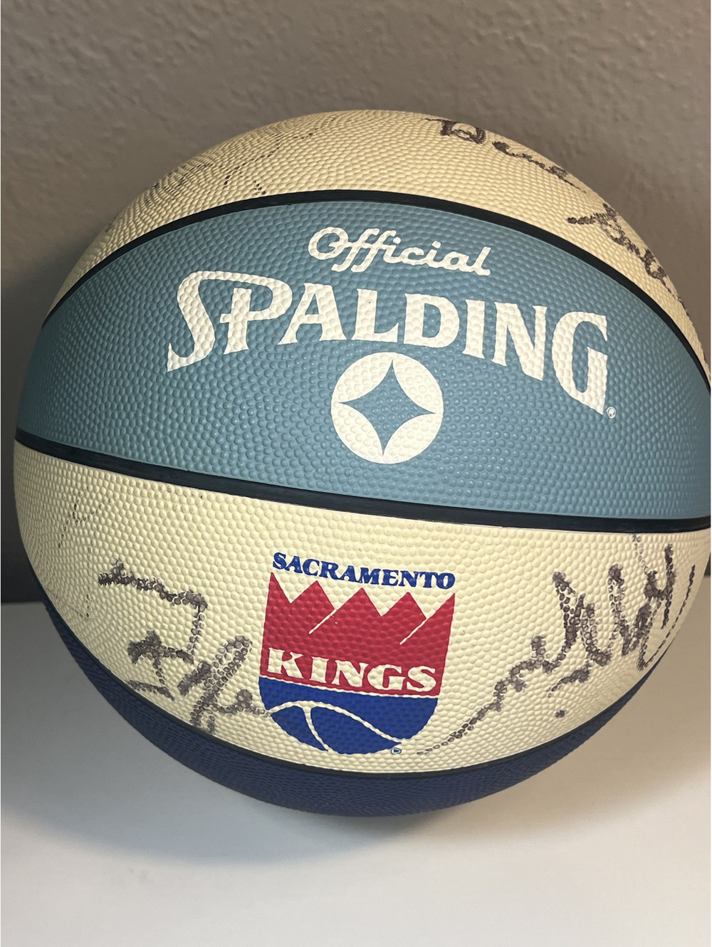 1985-86 Sacramento Kings Team Signed Spalding Basketball 7 Autos Vintage
